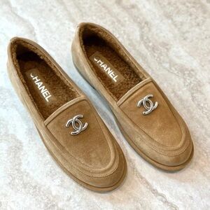 Size 40EU NIB CHANEL Dark Beige Calfskin Suede Loafers Shearling Lined CC Logo